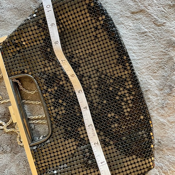 Cute clutch or shoulder bag in shiny black with a metallic strap - Picture 2 of 4